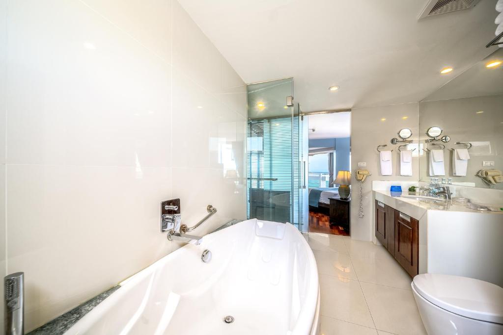 Koupelna v ubytování Andaman Beach Suites Hotel, Patong Phuket