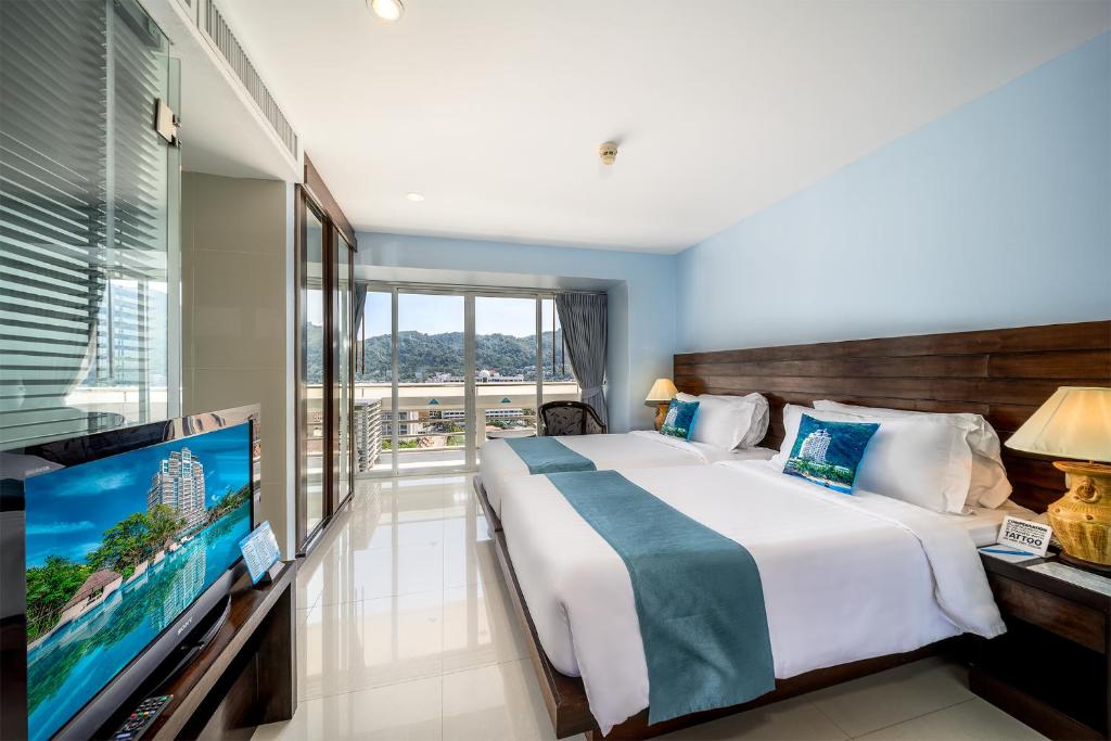 Postel nebo postele na pokoji v ubytování Andaman Beach Suites Hotel, Patong Phuket