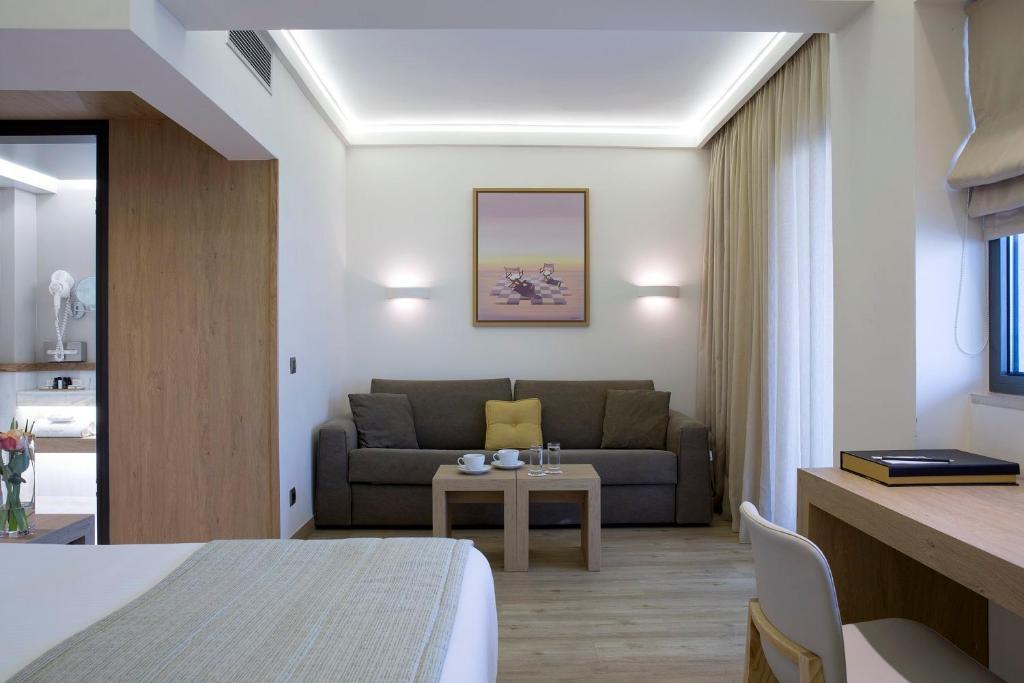 Postel nebo postele na pokoji v ubytování Golden Age Athens Hotel