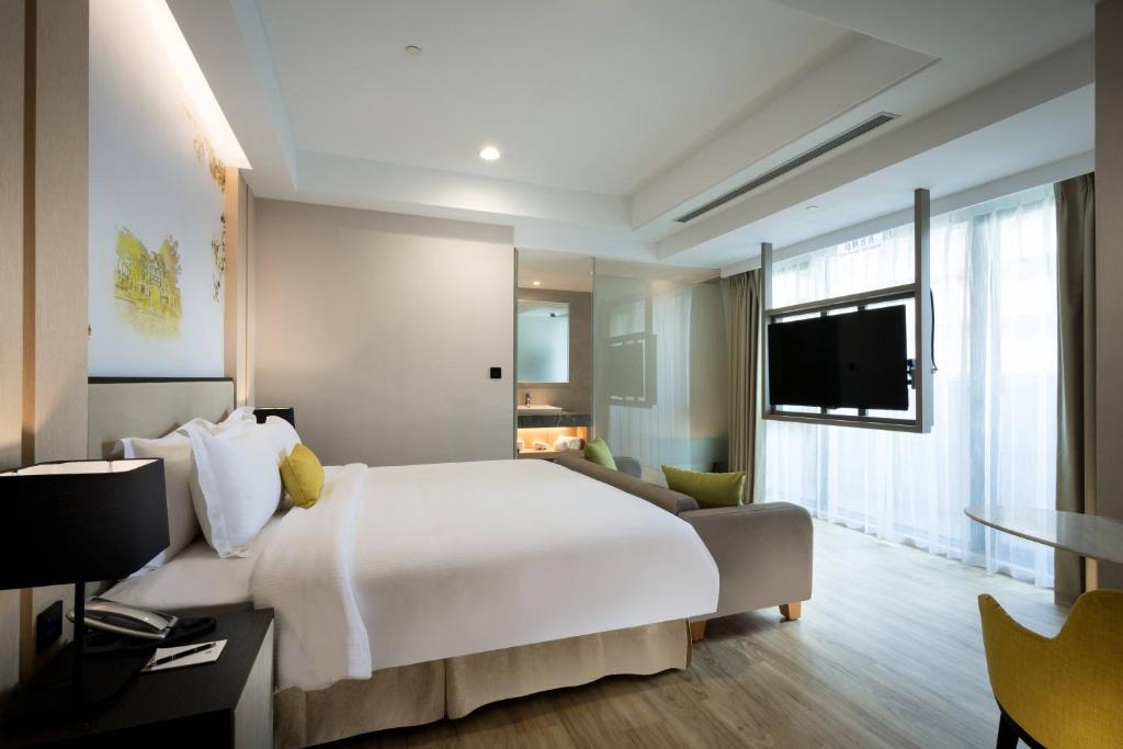 Una televisión o centro de entretenimiento en 台南星鑽國際商旅 Hua Hotel