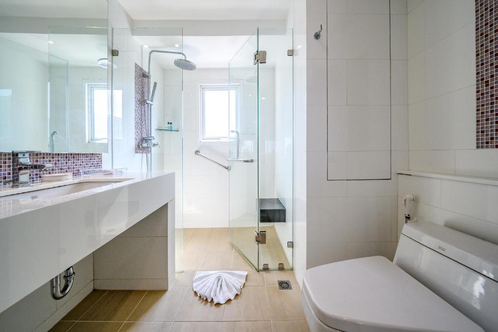 Koupelna v ubytování Andaman Beach Suites Hotel, Patong Phuket