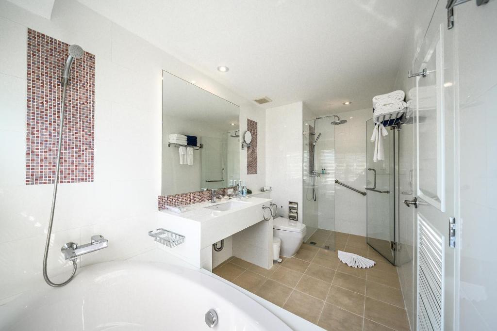 Koupelna v ubytování Andaman Beach Suites Hotel, Patong Phuket