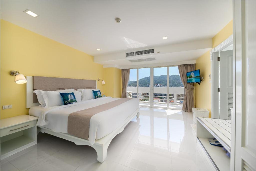 Postel nebo postele na pokoji v ubytování Andaman Beach Suites Hotel, Patong Phuket