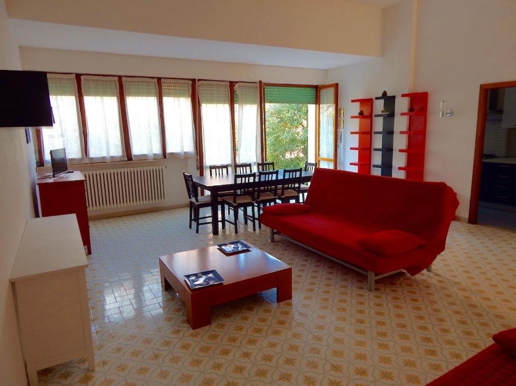 瑪澈里的住宿－M145 - Marcelli, ampia villetta completamente accessoriata，客厅配有红色的沙发和桌子