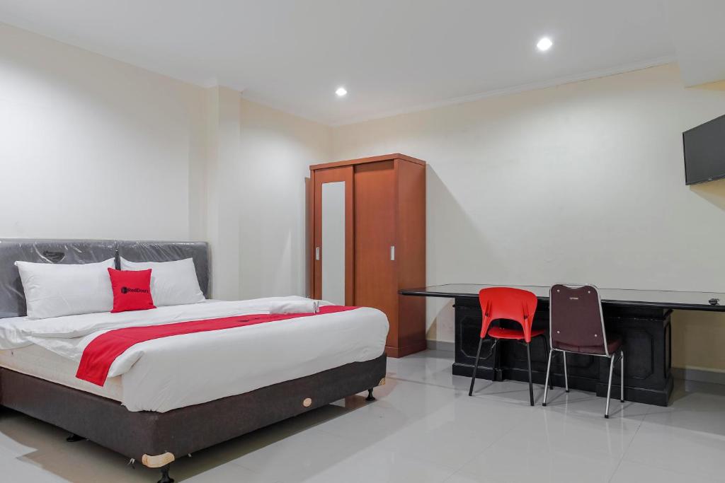 Postel nebo postele na pokoji v ubytování RedDoorz @ Jalan Biak Roxy Jakarta