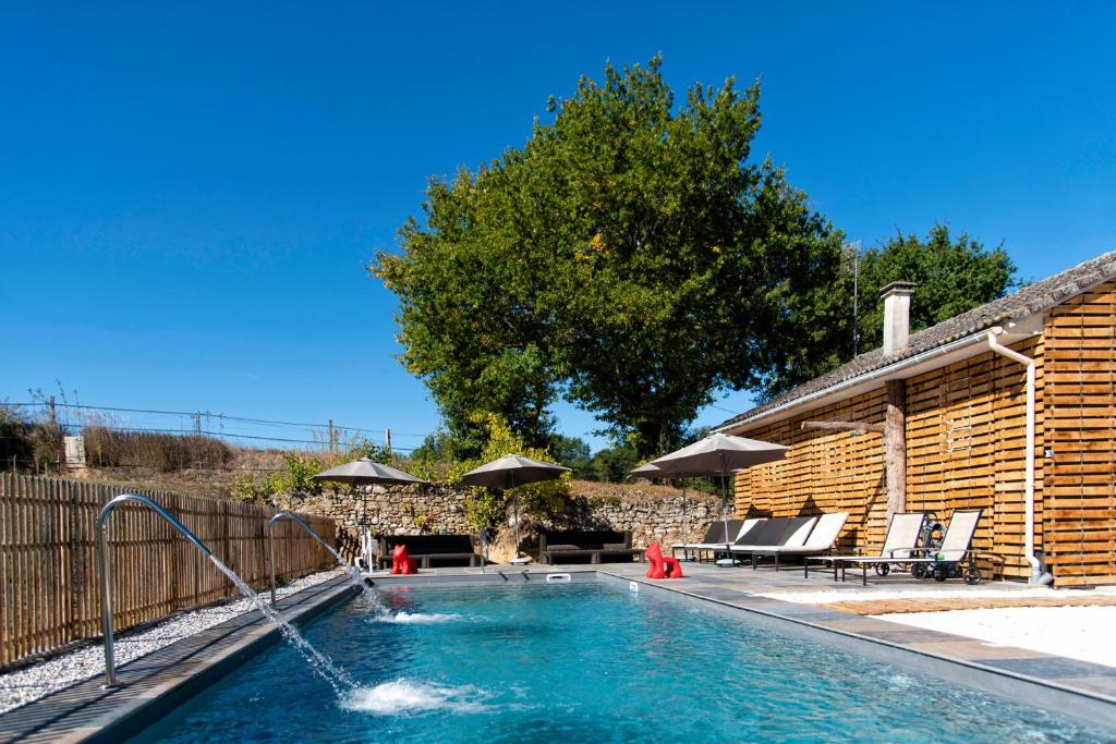 Bazén v ubytování Les Deux Abbesses en Vert | La Grande Maison B&B nebo v jeho okolí