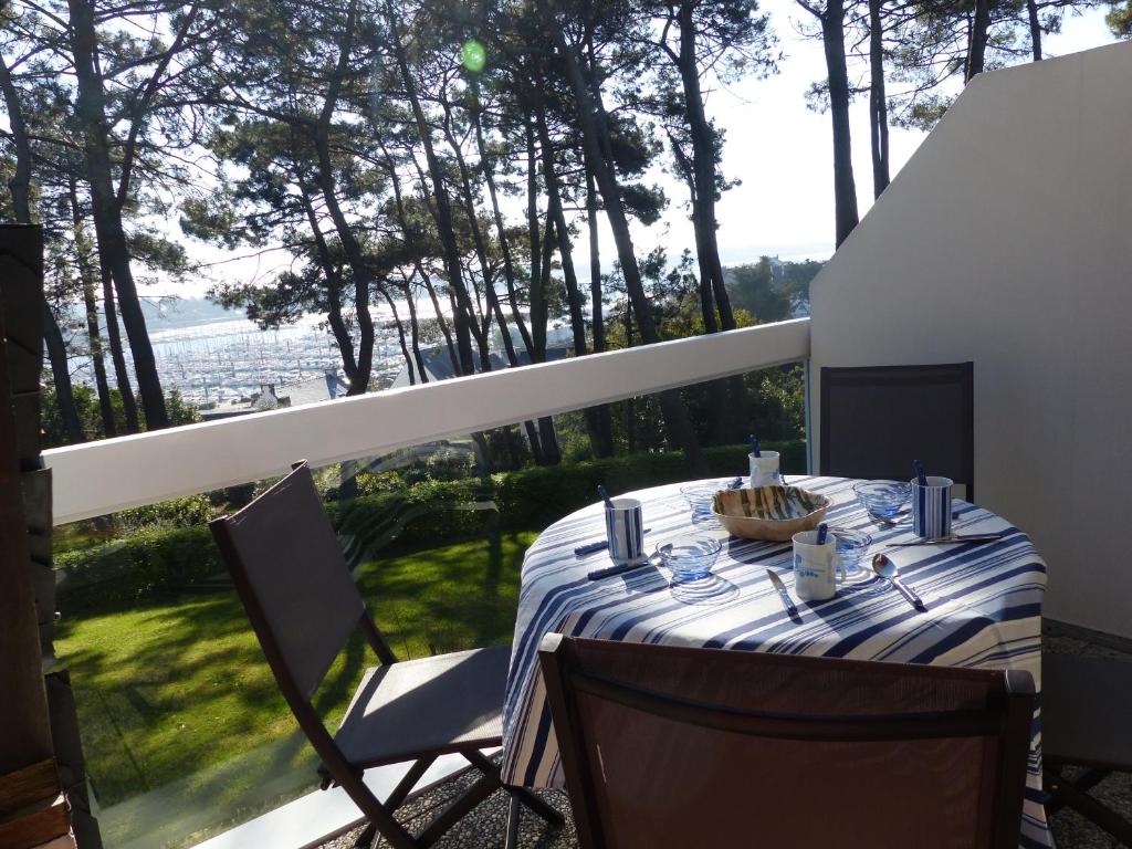カルナックにあるTerrasses du Port 3 - La Trinité sur Merの景色を望むバルコニー(テーブル、椅子付)