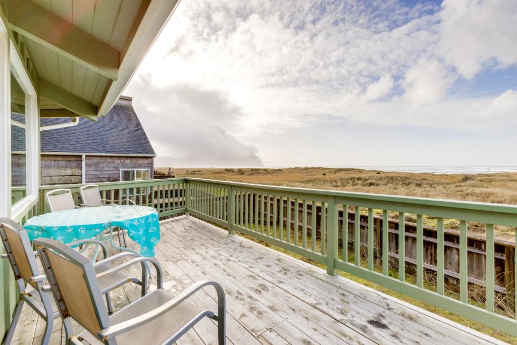 una terraza con mesa y sillas en una casa en The Octagon on the Beach en Seaside