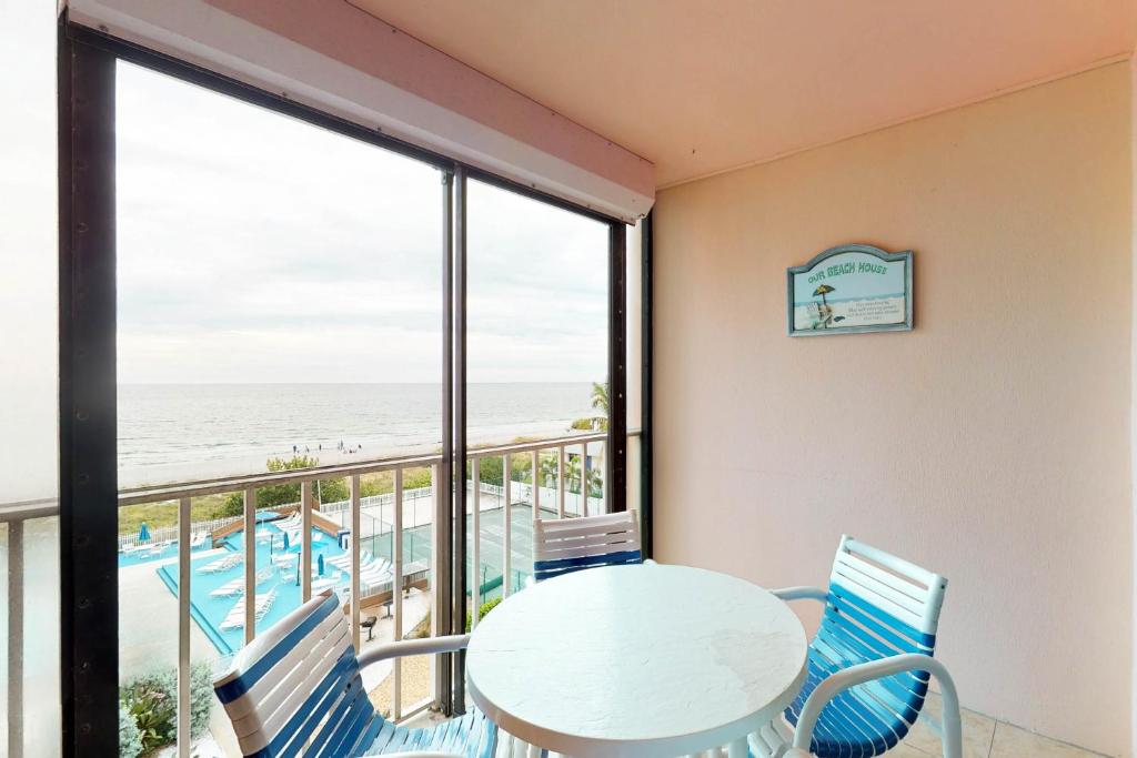 クリアウォーター・ビーチにあるReef Club 407の海の景色を望むバルコニー(テーブル、椅子付)