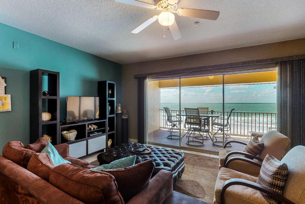 een woonkamer met een bank en een tafel met uitzicht bij Casa de Playa 211 in Clearwater Beach