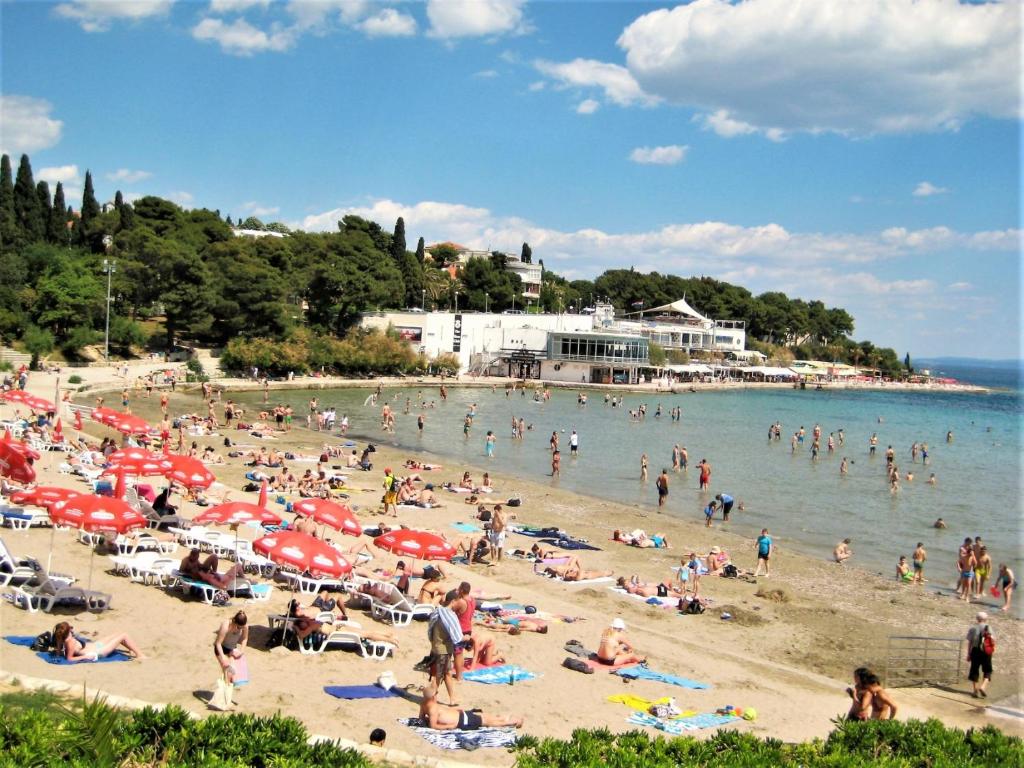 un grupo de personas en una playa en el agua en Single rooms in the heart of Split, en Split