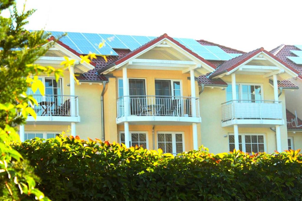 ein Haus mit Solarzellen auf dem Dach in der Unterkunft Haus Sonnenhof Bansin in Bansin