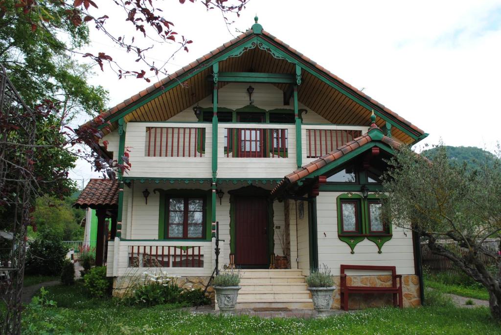 una pequeña casa blanca con una puerta roja en La Casita del Río en Sabando