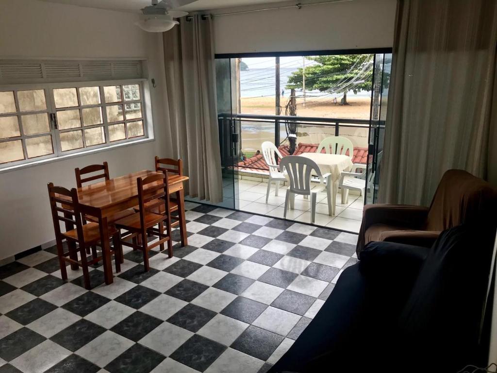  Excelente apto 2 quartos de frente para o mar em Garatucaia