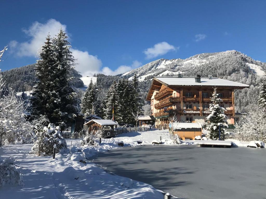 Nespecifikovaný výhled na hory nebo výhled na hory při pohledu z hotelu