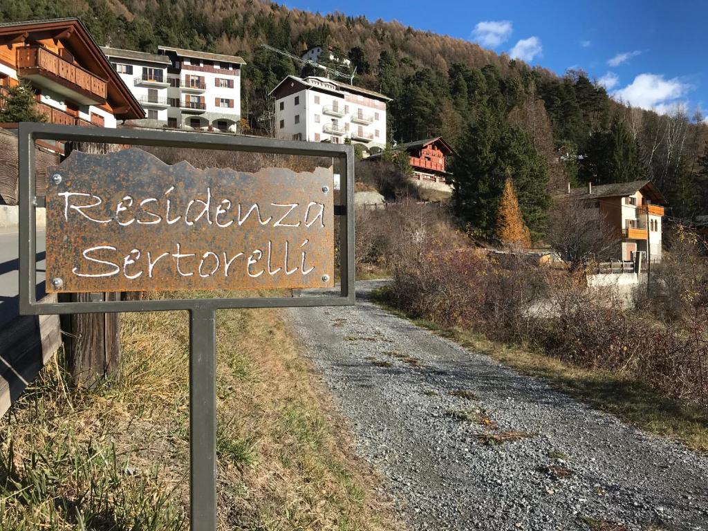 una señal en el costado de un camino de tierra en Residenza Sertorelli, en Bormio