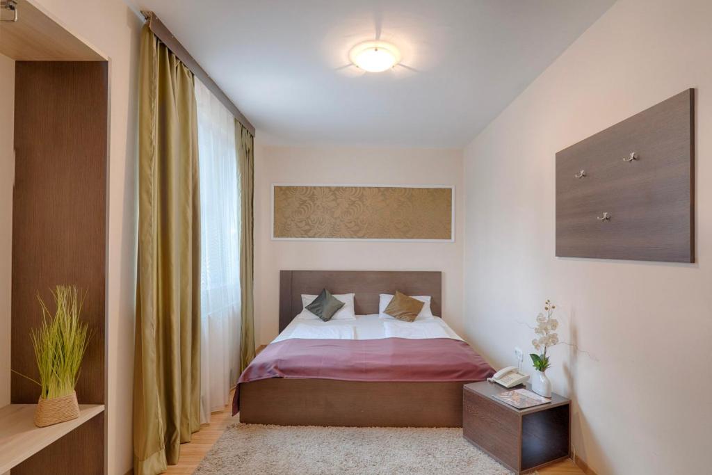 Postel nebo postele na pokoji v ubytování Triple M Hotel