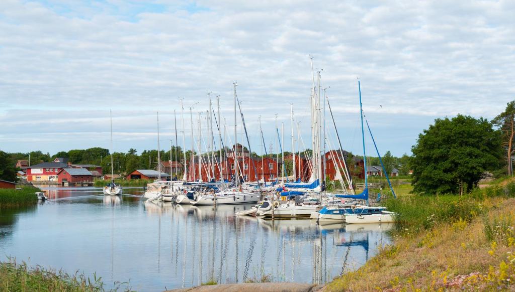 Um monte de barcos estão ancorados num porto. em Brudhäll Hotel & Restaurant em Kökar