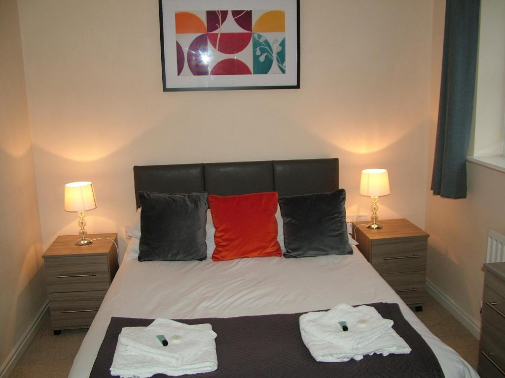 ein Schlafzimmer mit einem Bett mit zwei Handtüchern darauf in der Unterkunft Thistle Cottage in Mildenhall