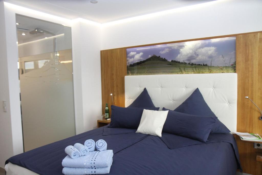 ein Schlafzimmer mit einem blauen Bett mit blauen Kissen in der Unterkunft Natürlich FAMOS Schlafen in Warburg