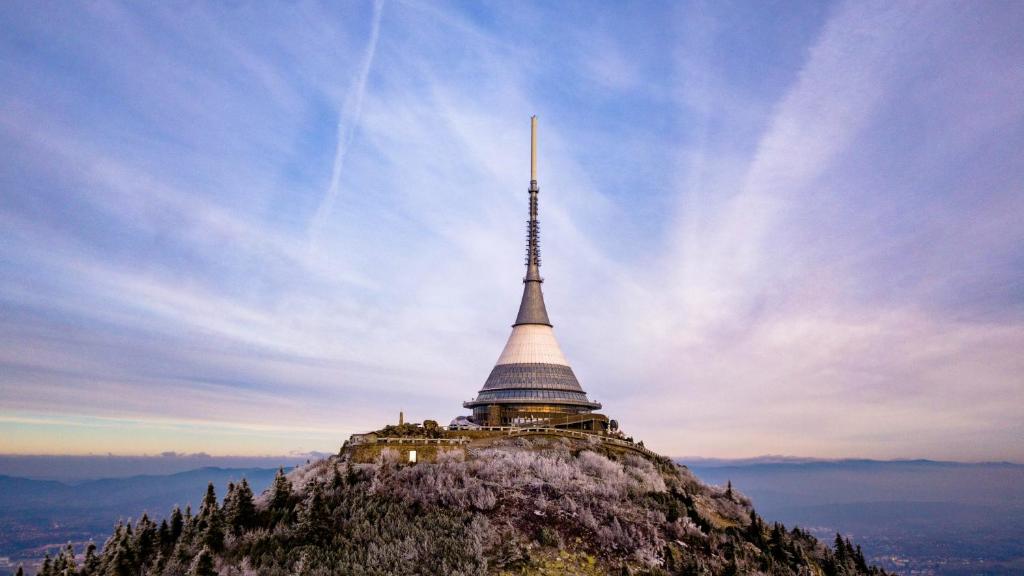 un templo en la cima de una montaña en Hotel Ještěd, en Liberec