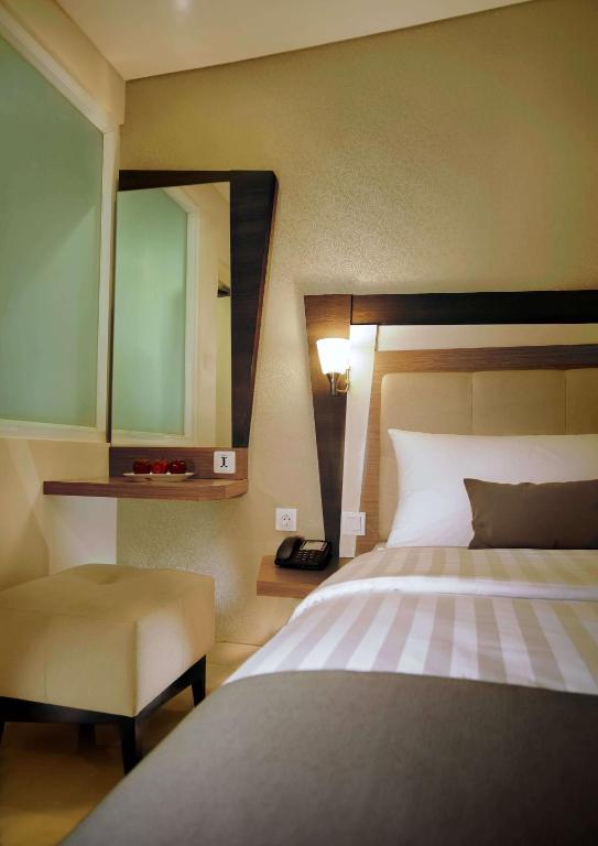Postel nebo postele na pokoji v ubytování Hotel Neo - Kuta, Jelantik
