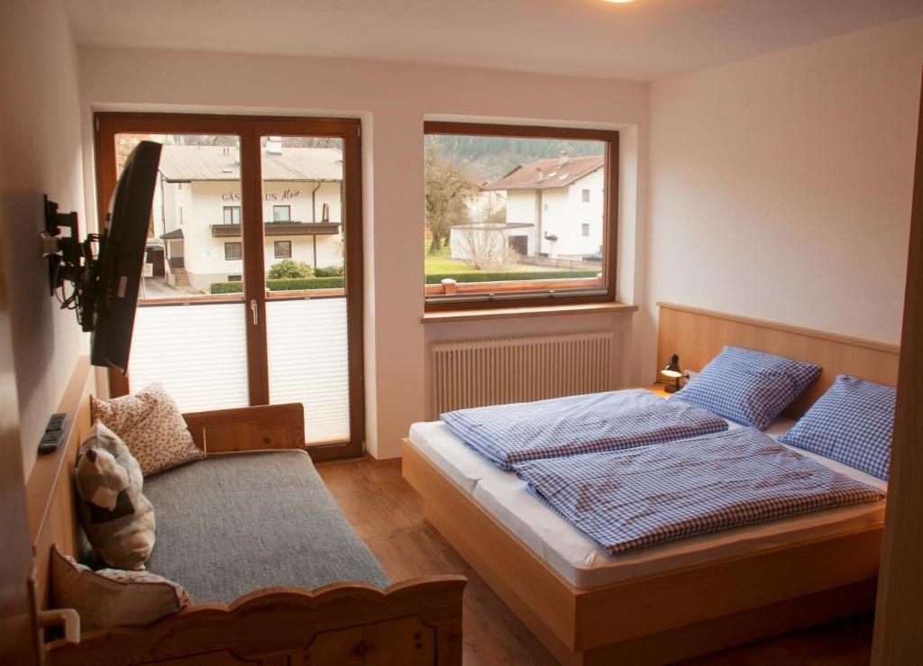 a bedroom with a bed and a window at Apartment Reiter in Zellbergeben