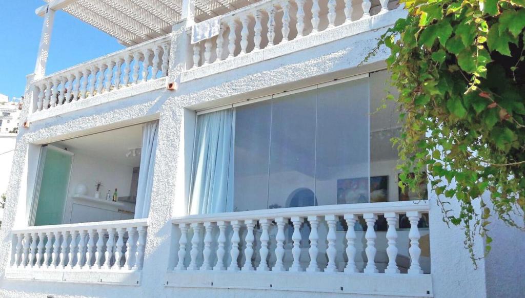 Balkón alebo terasa v ubytovaní Breathtaking Costabrava seaview apartment 5m beach - Casa ArteVida