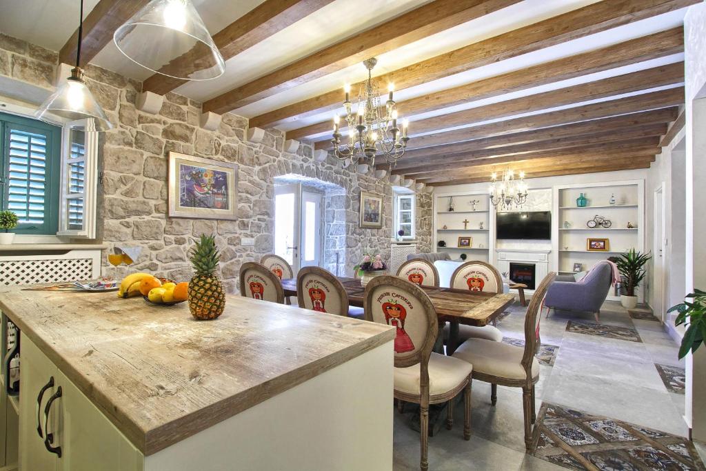 Телевизор и/или развлекательный центр в Villa Princess Captislava