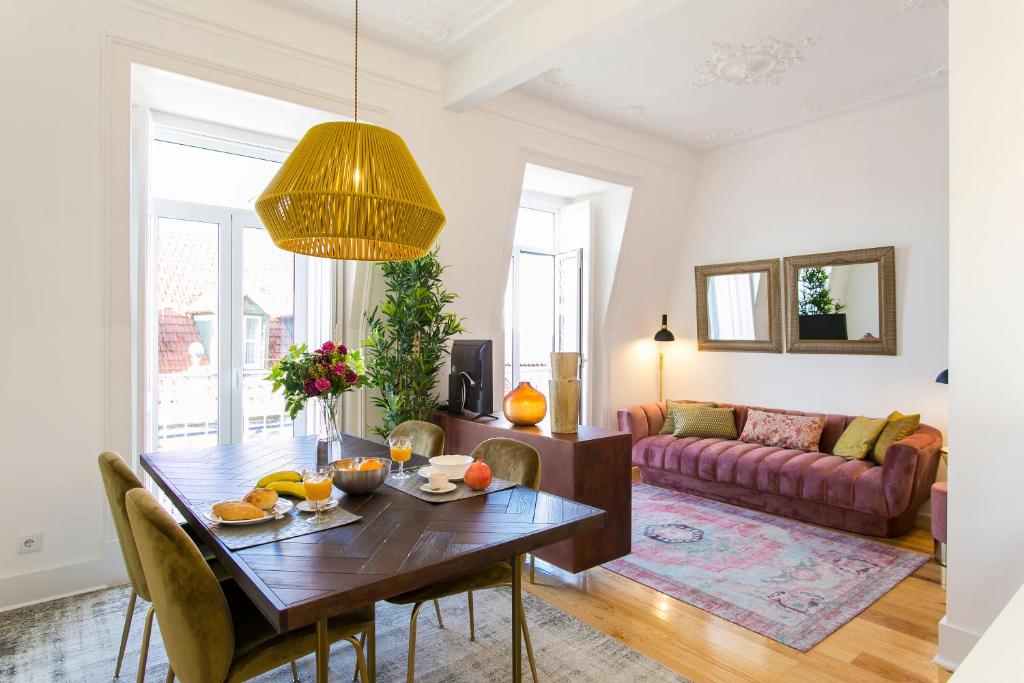 リスボンにある2 beautiful suites upscale flat embracing Tejo!のリビングルーム(テーブル、ソファ付)
