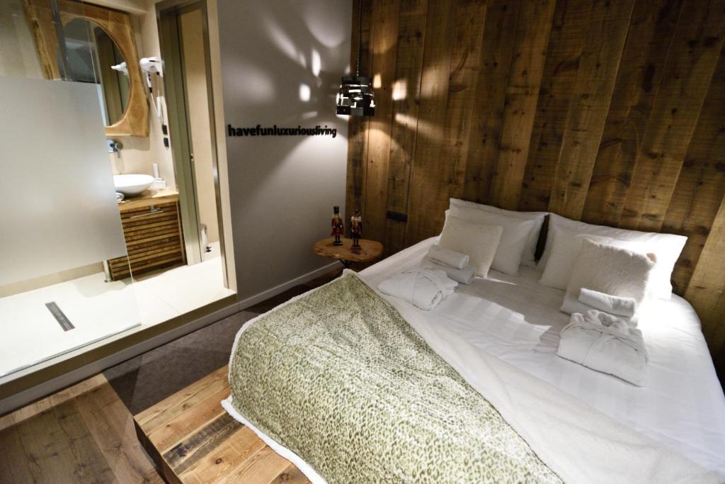 Magnifique Luxury Suites - Superior Double Room With Partial Sea View