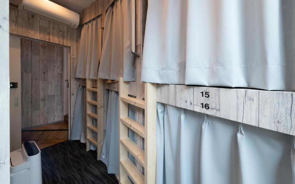 Palanda nebo palandy na pokoji v ubytování bnb+ Kanda Terrace Ogawamachi