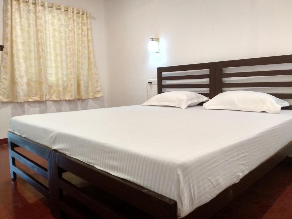 Postel nebo postele na pokoji v ubytování Marari Adonis Beach Villa