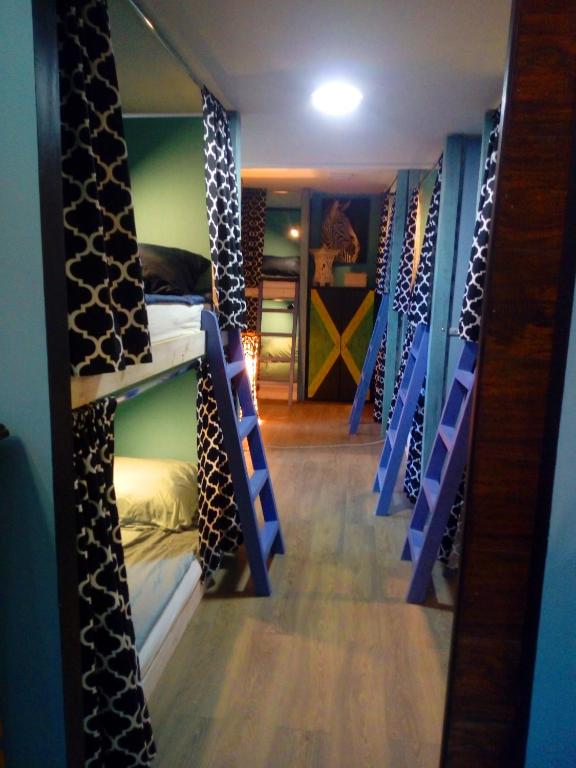 Palanda nebo palandy na pokoji v ubytování NapPARK Hostel