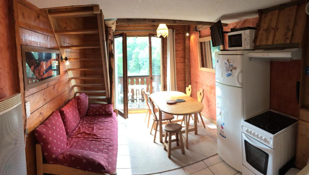 Η κουζίνα ή μικρή κουζίνα στο LES CARROZ LE LAYS cosy apartment 40M2 vue montagne plein sud