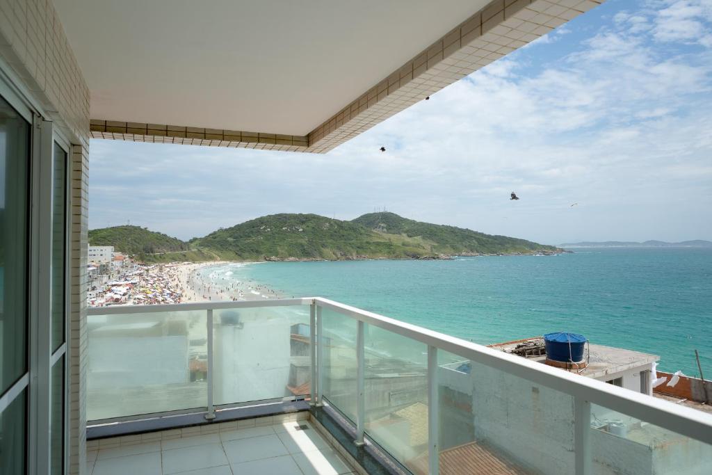 balcón con vistas a la playa y al océano en AP ESPETACULAR VISTA MAR PRAINHA EM ARRAIAL DO CABO, en Arraial do Cabo