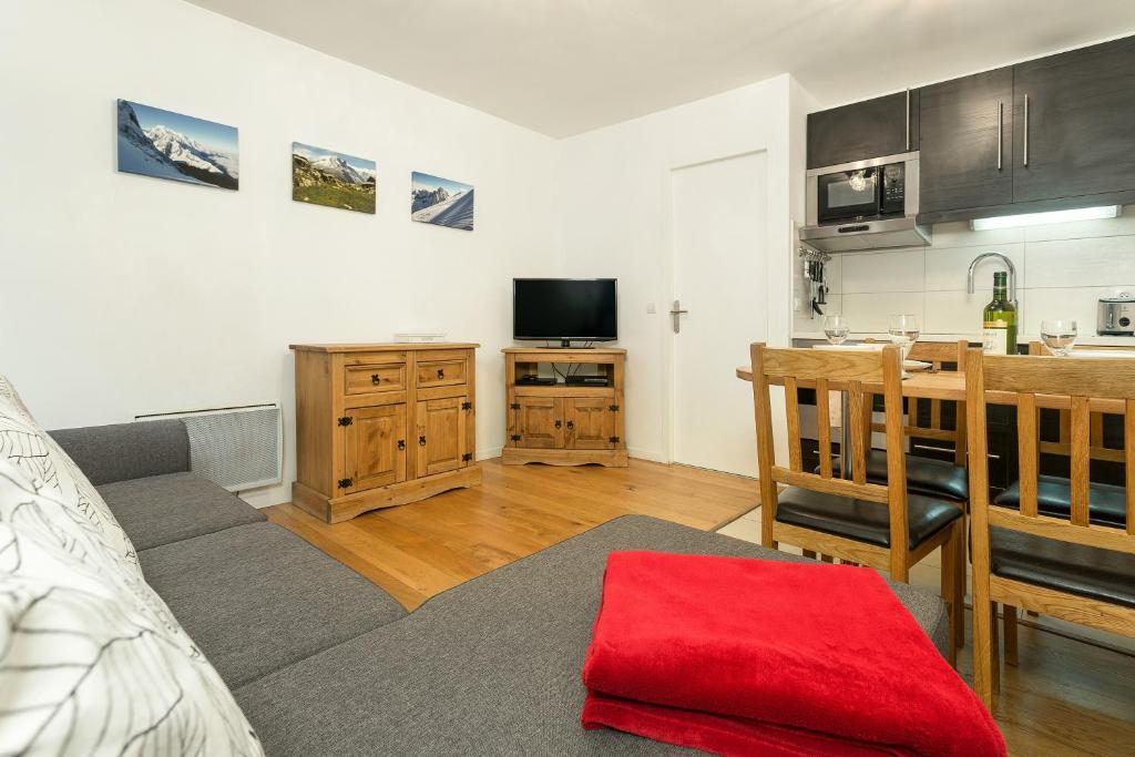 Il comprend un salon avec un canapé et une cuisine. dans l'établissement Apartment Grepon 2, à Chamonix-Mont-Blanc