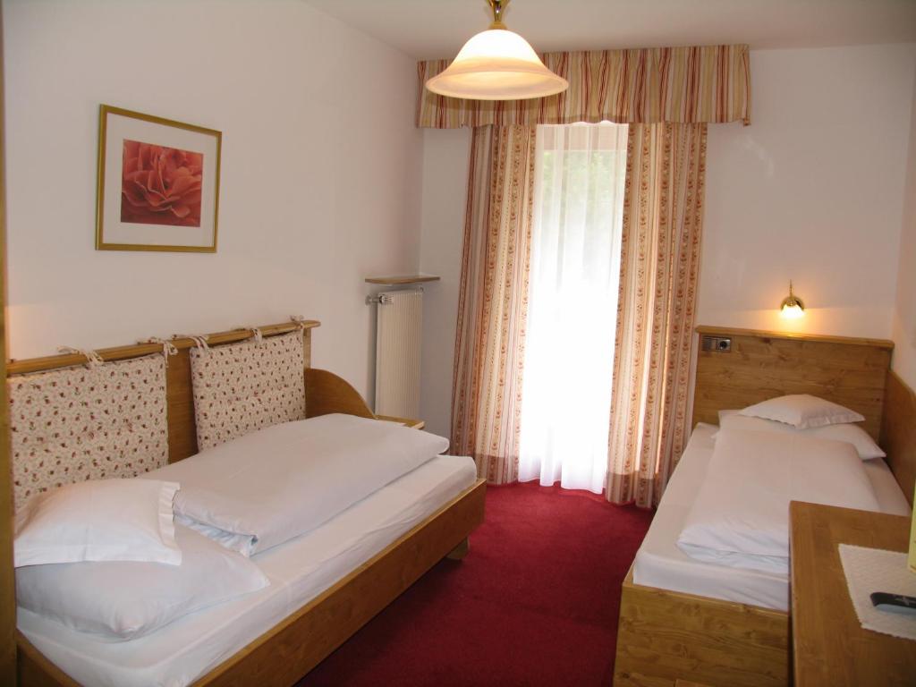 A bed or beds in a room at Hotel Reichegger