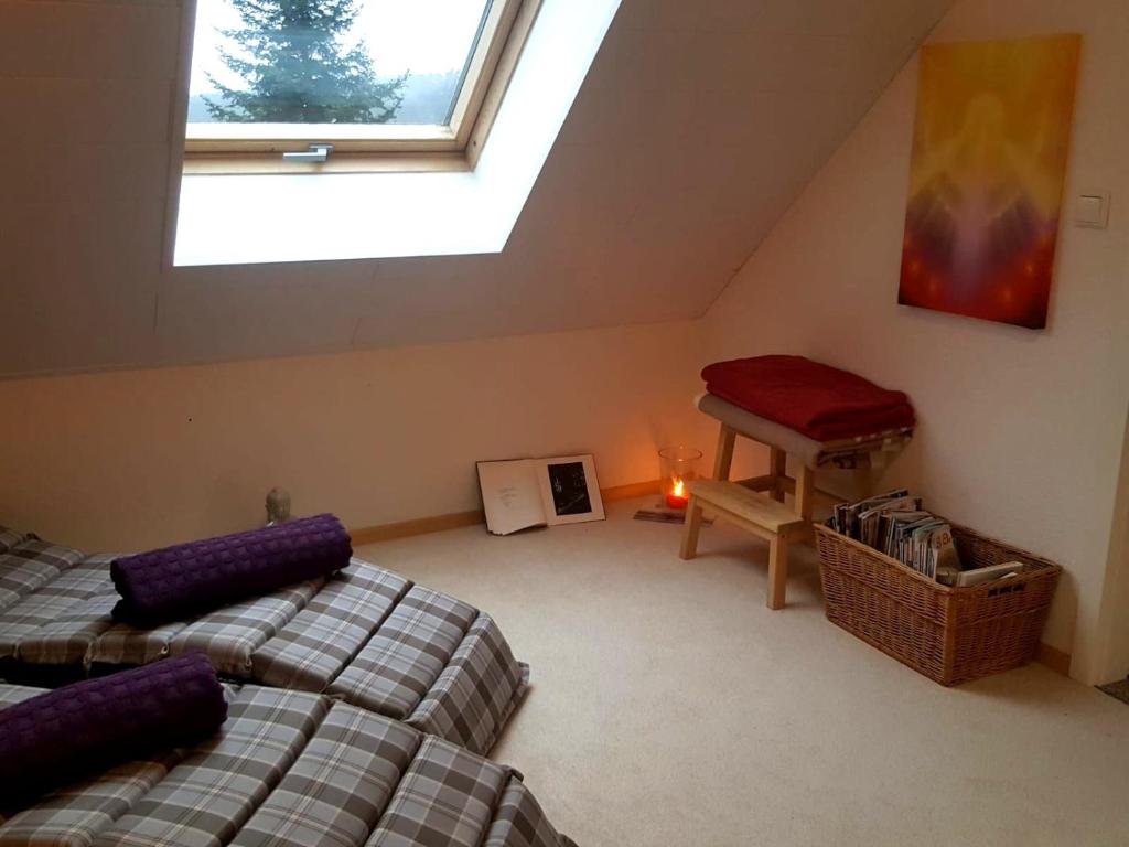 Habitación en el ático con 2 camas y ventana en Haus Grabenbühl, en Wieden
