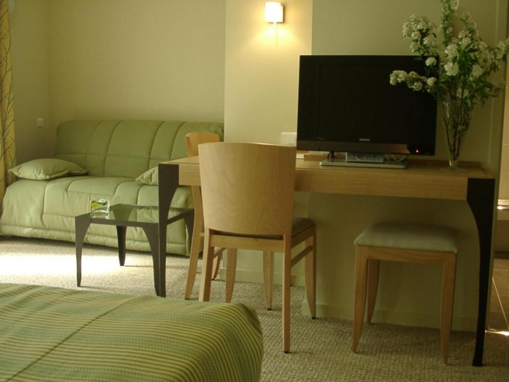 TV a/nebo společenská místnost v ubytování Hôtel Les Esclargies