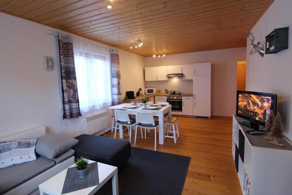 A kitchen or kitchenette at GRIASS EICH Ski-to-door Apartment by Isa Badkleinkirchheim