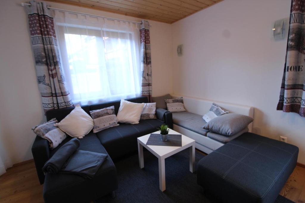 A seating area at GRIASS EICH Ski-to-door Apartment by Isa Badkleinkirchheim