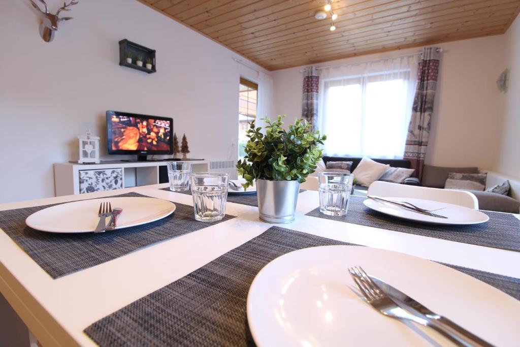 A television and/or entertainment centre at GRIASS EICH Ski-to-door Apartment by Isa Badkleinkirchheim