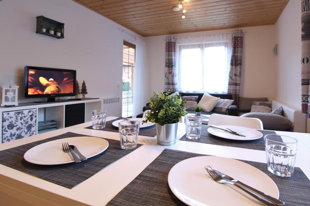 A television and/or entertainment centre at GRIASS EICH Ski-to-door Apartment by Isa Badkleinkirchheim