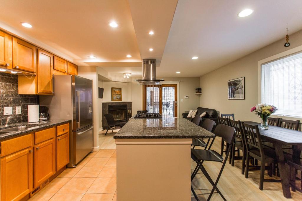 uma cozinha em plano aberto e uma sala de jantar com uma mesa de jantar em Couture Themed 3 Bedroom in Prime Spot with Patio, Parking, Fireplace, Pets Welcome em Chicago