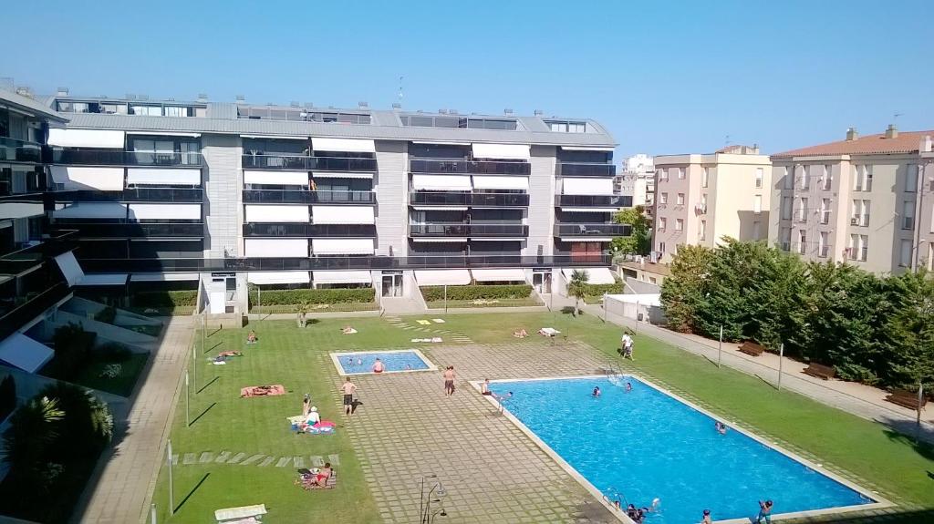 una vista aérea de un edificio con piscina en Sant Antoni de Calonge-Costa Brava, en Sant Antoni de Calonge