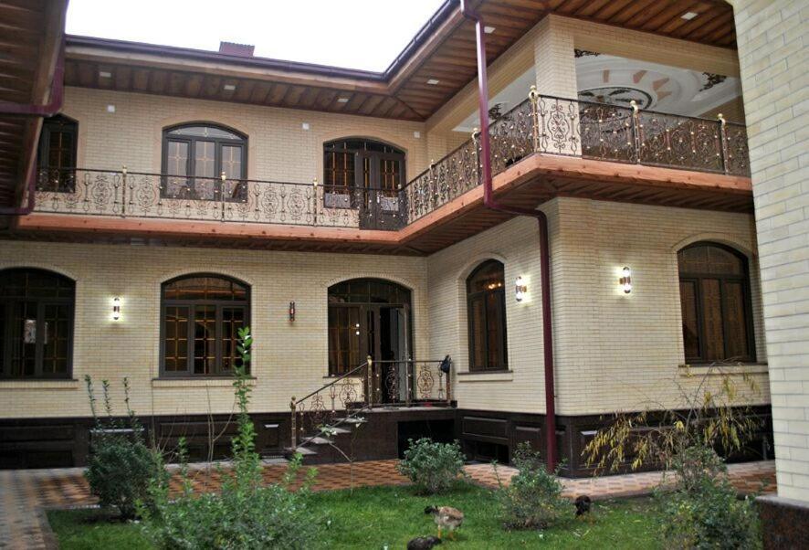 Casa grande con balcón en la parte superior. en HOtel Like, en Samarkand