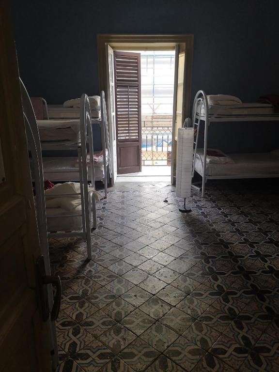 Uma cama ou camas num quarto em Sunshine Hostel Palermo