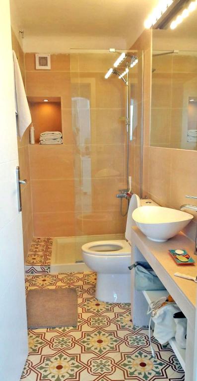 Kúpeľňa v ubytovaní Breathtaking Costabrava seaview apartment 5m beach - Casa ArteVida