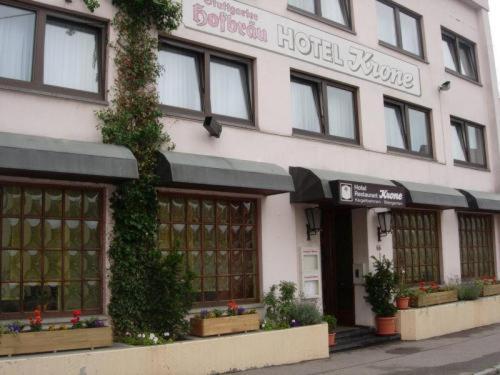 un bâtiment d'hôtel avec des plantes à l'avant dans l'établissement Hotel Krone, à Sindelfingen